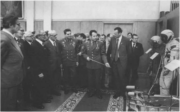 Правительственная делегация ГДР при посещении Центра подготовки космонавтов в - фото 25