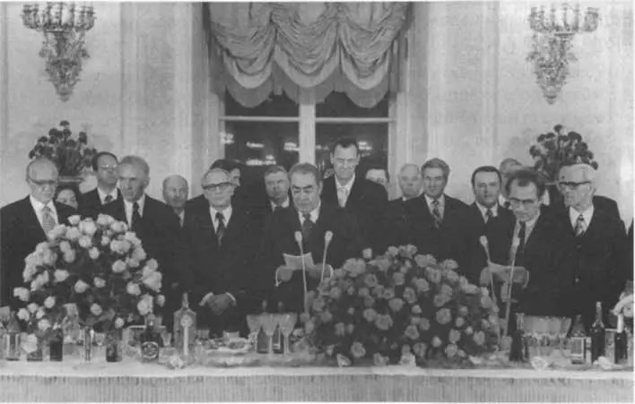 На приеме в Кремле Слева направо КФ Катушев НА КосыгинБН Пономарев Э - фото 29
