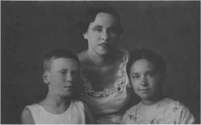 Валентина Ивановна Санникова с детьми Инессой и Георгием Ленинград Колпино - фото 38