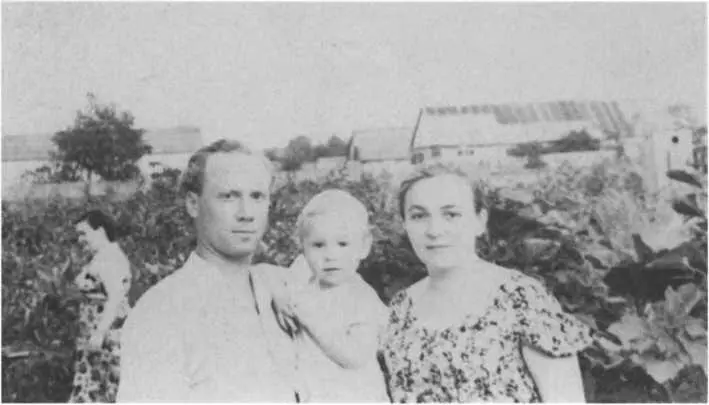 После первого года учебы в Москве Семья в сборе Украина Полесье 1957 год - фото 40