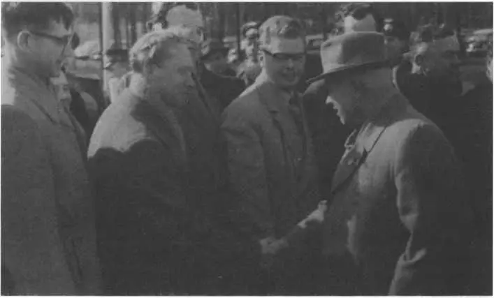 Проводы НС Хрущева на аэродроме Бранд ГДР 1959 год Санников с женой и - фото 42