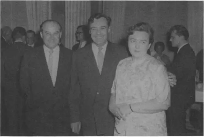 На приеме в советском посольстве Слева направо ТР Бобырев советник - фото 44