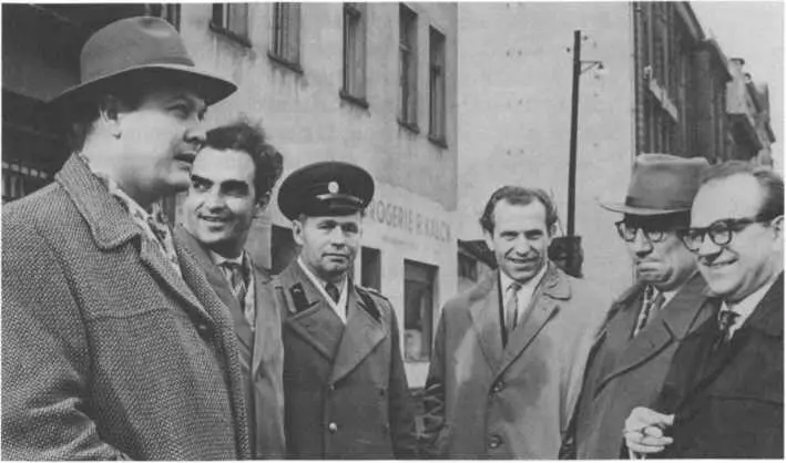 Во время очередного инцидента у секторальной границы на Фридрихштрассе - фото 50