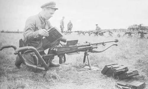 ХалхинГол Советский солдат осматривает трофейное японское ПТР Type 97 - фото 127
