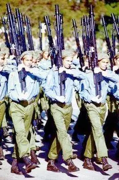 Кубинские солдаты вооруженные КСВ Mambi2 SR Винтовка Mambi2 SR - фото 216