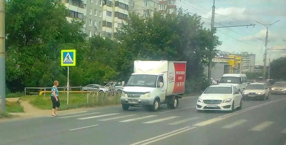 Пешеходы должны убедиться в том что транспортные средства уступают им дорогу - фото 123