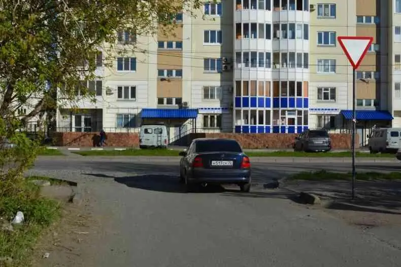 Водитель выезжающий с прилегающей территории обязан уступить дорогу - фото 157