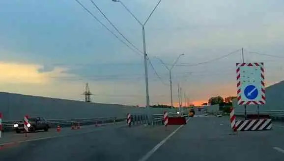 При противоречии знака и дорожной разметки при объезде препятствия водитель - фото 204