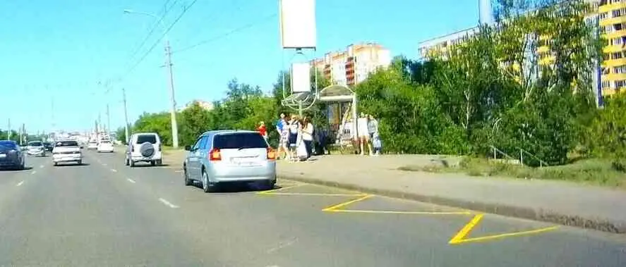 Водитель легкового автомобиля остановился в месте остановки маршрутных - фото 235