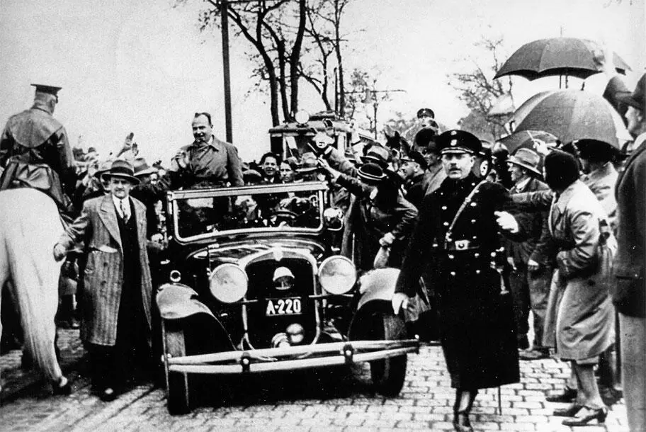 Прибытие Ганса Франка стоит в автомобиле в Вену Май 1933 О жизни Леона в эти - фото 10