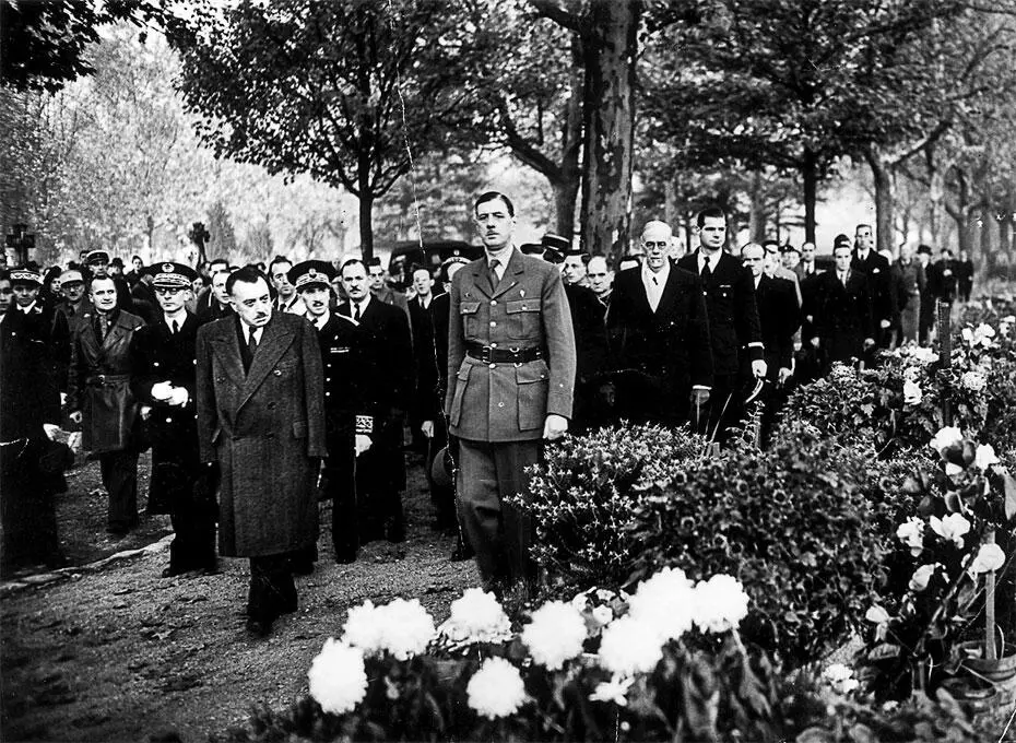 Шарль де Голль Кладбище ИврисюрСен 1944 Мужчина с усами Адриан Тиксье - фото 19