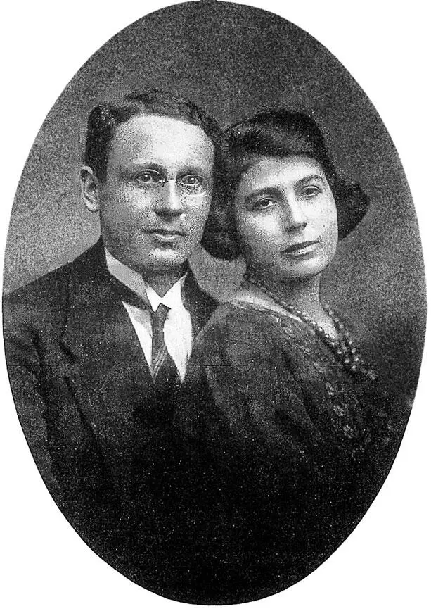 Фотография обрученных Берлин 18 декабря 1922 Занятия у Лаутерпахта начались в - фото 24