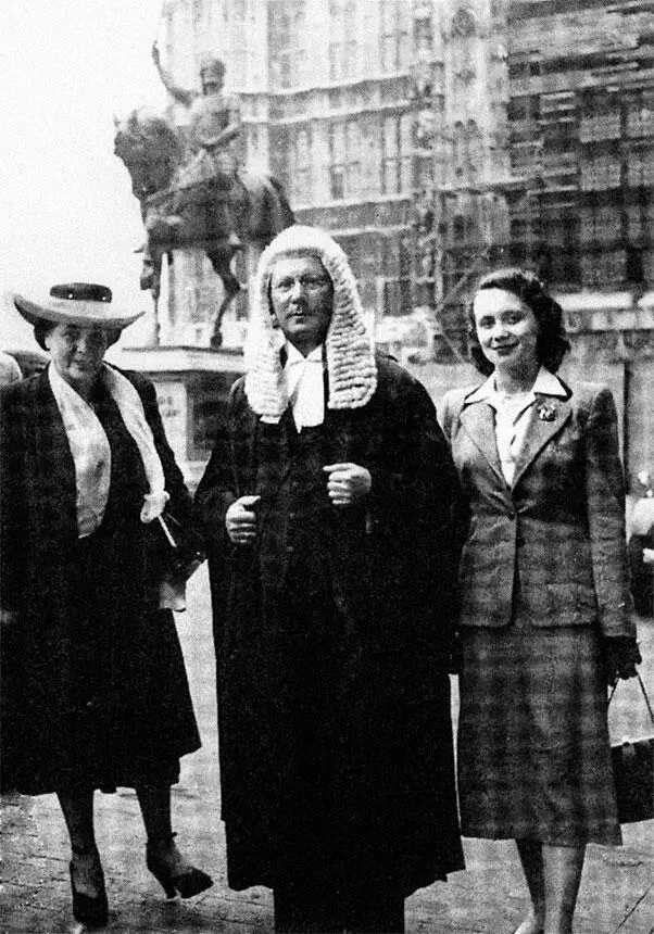 Инка справа с Рахилью и Гершем Лондон 1949 Инка принялась изучать открытку - фото 26