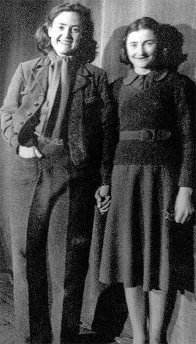 Шула справа и Лопи Брирли Виттель 1943 Шула поглядела на меня мы сидели - фото 30