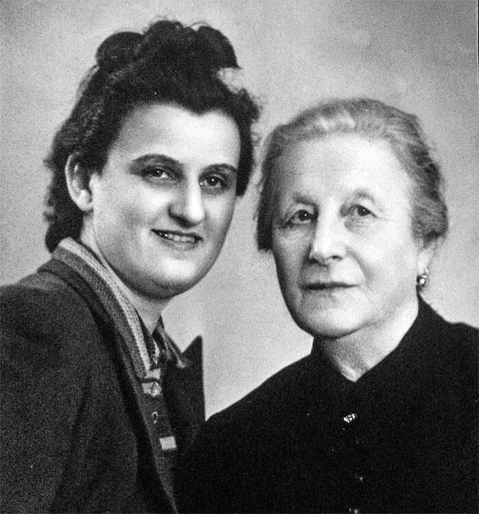 Рита и Малка в Вене Около 1938 Рита на той же скамье в шляпе Неизвестная - фото 42