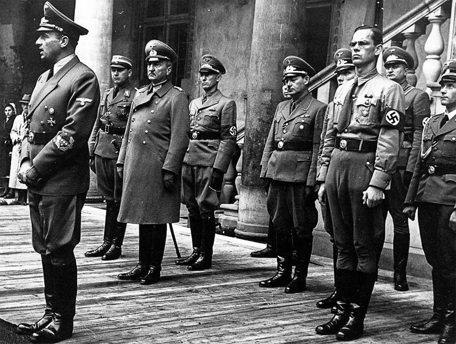 Франк впереди и Вехтер четвертый слева Вавельский замок Краков 16 - фото 54