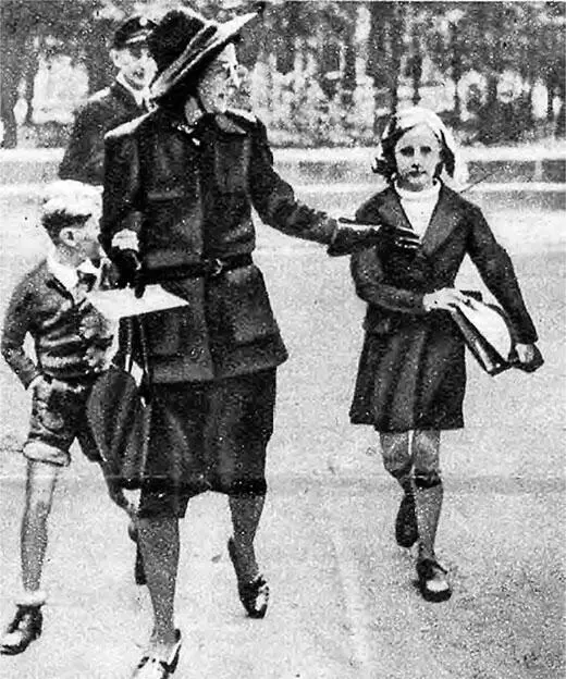 Бригитта Франк с Никласом слева Нюрнберг Сентябрь 1946 Лаутерпахт прилетел - фото 72