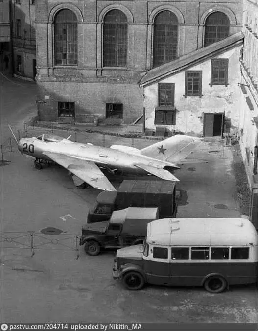 Во дворе Ленинградского института авиационного приборостроения начало 1970х - фото 72