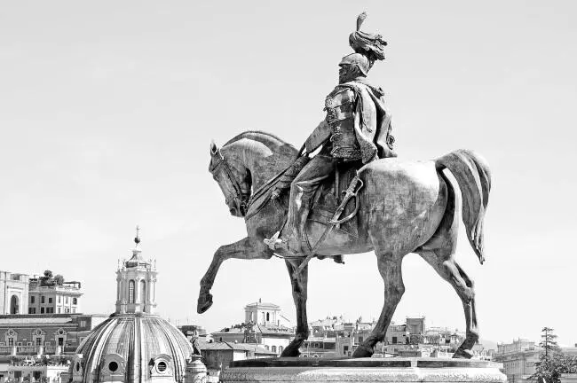 Конная статуя Виктора Эммануила II на площади Венеции в Риме Похоронен Виктор - фото 110