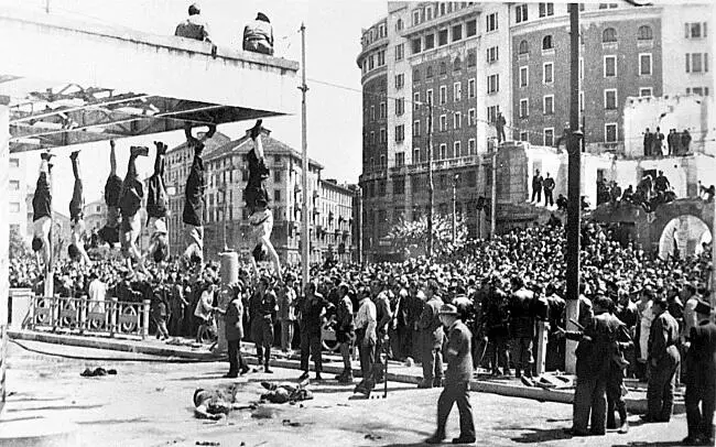 Конец Бенито Муссолини Милан 29 апреля 1945 года 28 апреля Муссолини вместе - фото 122