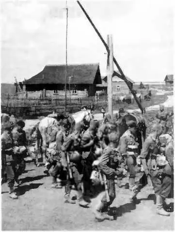Немецкая пехота на марше Восточный фронт июль 1941 г Каски надевай По - фото 14