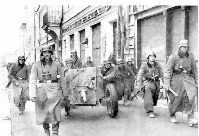 Завоеватели идут по улицам В сталинградском котле Радисты На градусни - фото 27