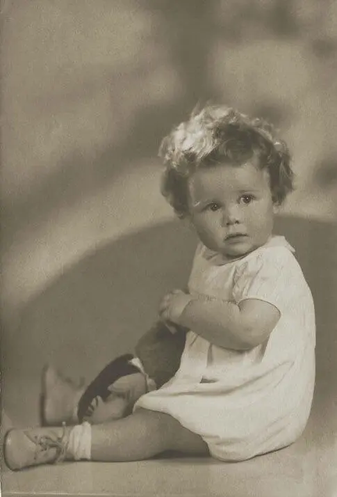 1948й мне один год С матерью Шейлой Дуайт в саду возле бабушкиного дома - фото 1
