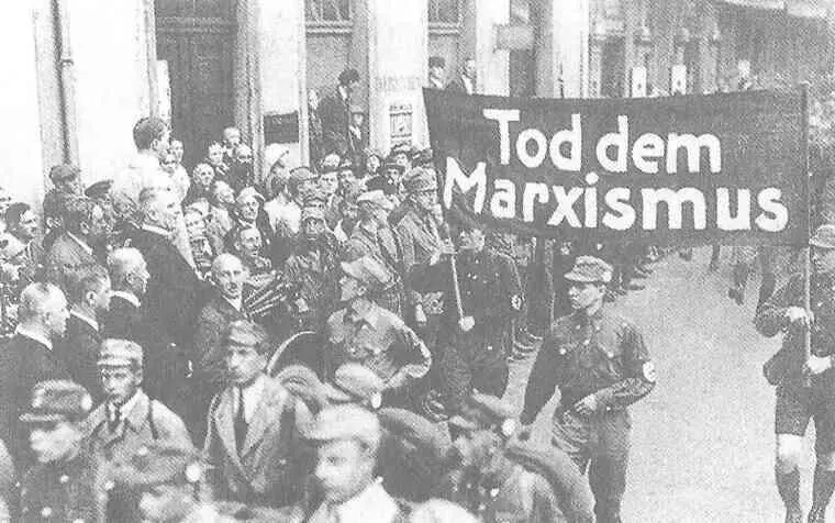 Однозначные лозунги Гитлер стоящий в открытой машине принимает парад членов - фото 6