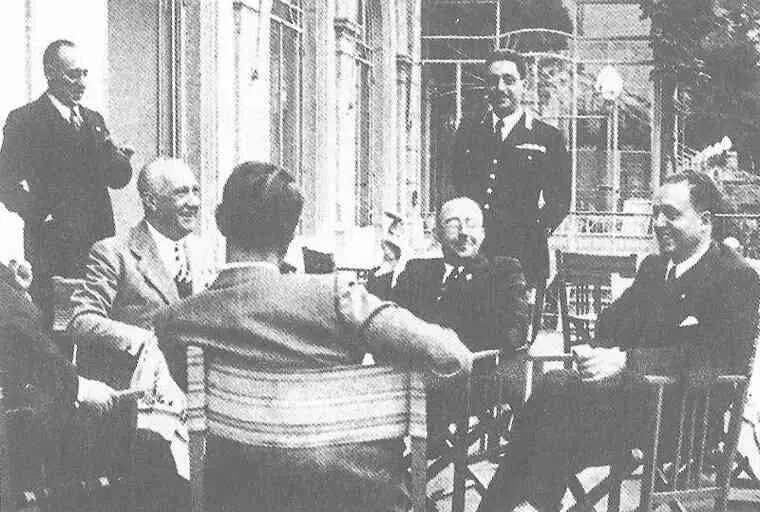 Новые товарищи Гиммлер ведет переговоры с представителями итальянской полиции - фото 33