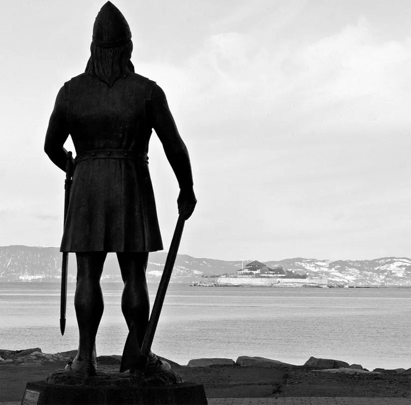 Статуя викинга на берегу Тронхеймского фьорда в Норвегии Скорее всего - фото 1