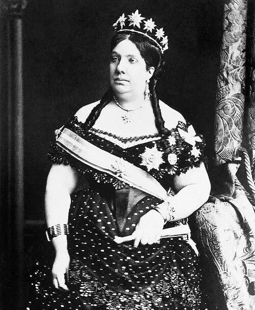 Королева Изабелла II Вся Испания разделилась тогда на два враждующих лагеря - фото 45
