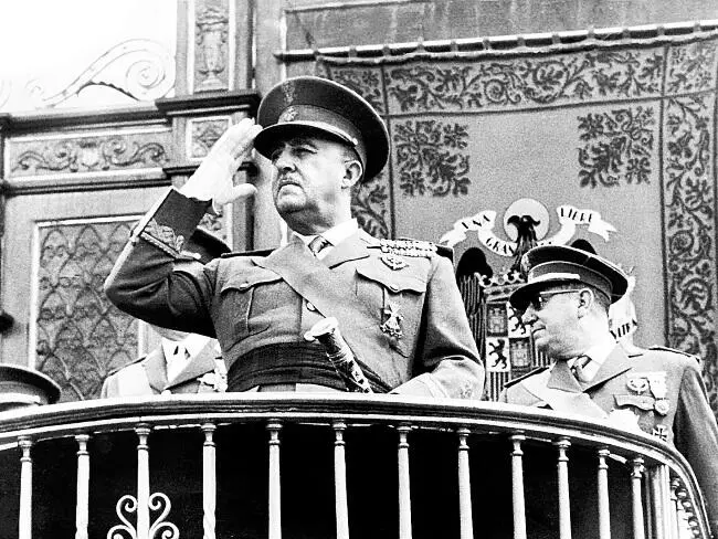 Франсиско Франко принимает парад 1960е гг В 1973 году Франко ушел с поста - фото 52