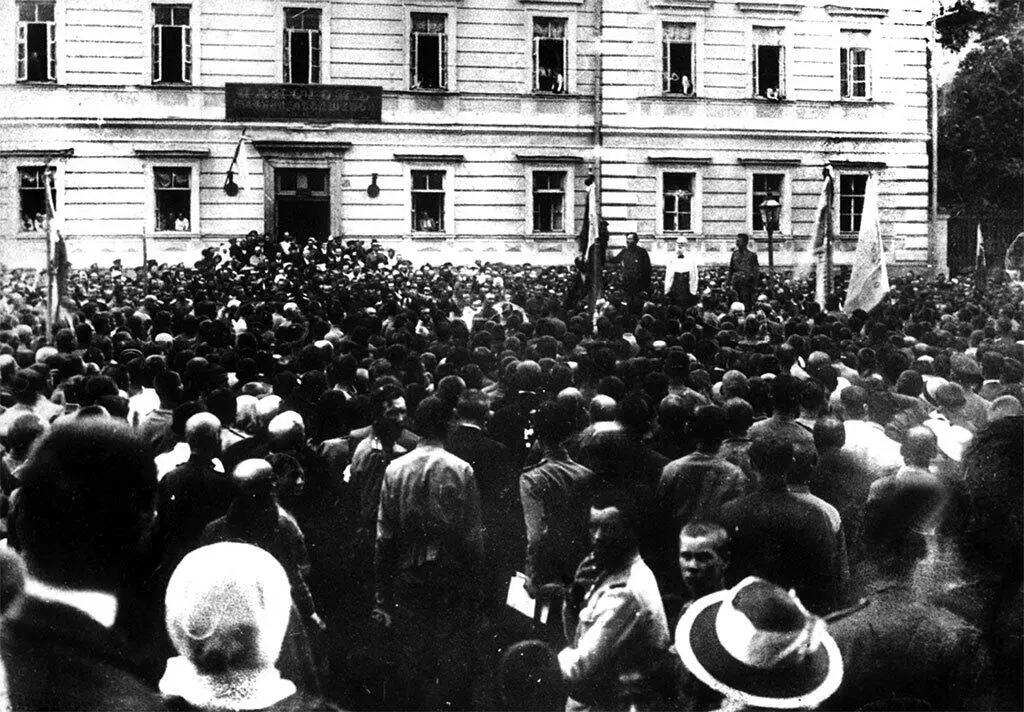 Митинг перед зданием Украинского генерального военного комитета в Киеве во - фото 14