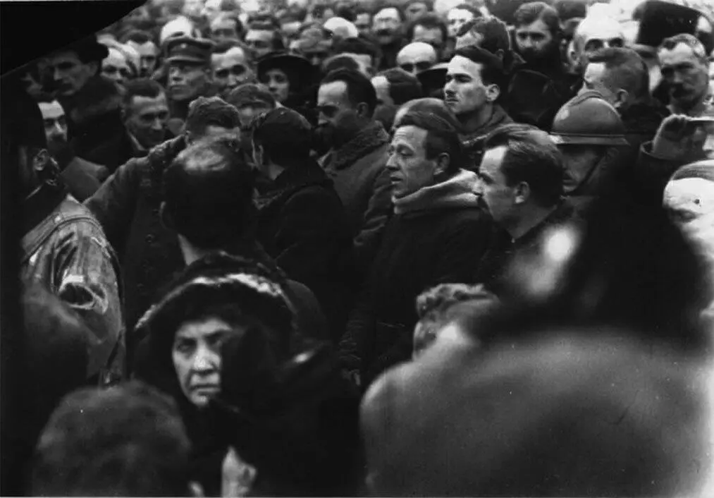 С Петлюра и В Винниченко на Софийской площади на митинге по случаю - фото 86