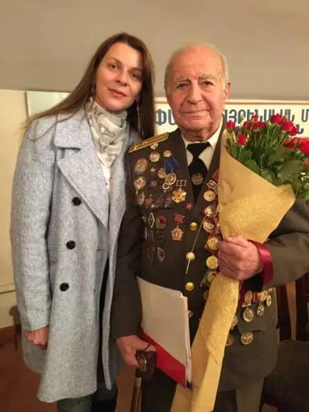 С автором книги В декабре 2019 года Петросу Арташесовичу Петросяну исполнилось - фото 8