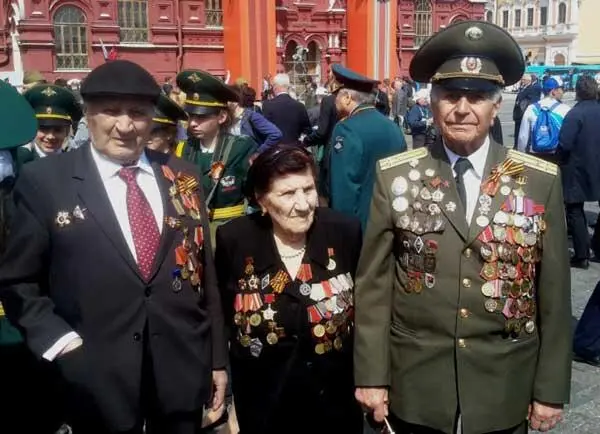 Что касается личной жизни то в 1962 году он познакомился с будущей женой - фото 24