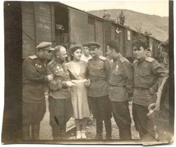 В 1944 году на братском захоронении 250 воинов 89й стрелковой дивизии в городе - фото 40