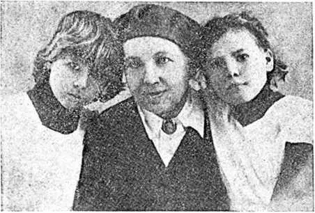 Н М Штауде с ее юными друзьями АлмаАта 1946 г Весну и лето 1946 г я - фото 4