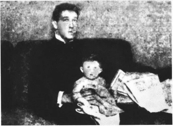На руках дочь поэта Валерия Семенова СанктПетербург 1914 г АРЕОПАГ - фото 13