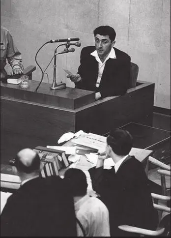 Моше Бахир Выступление на процессе АЭйхмана в Израиле 1961 г Слева направо - фото 18