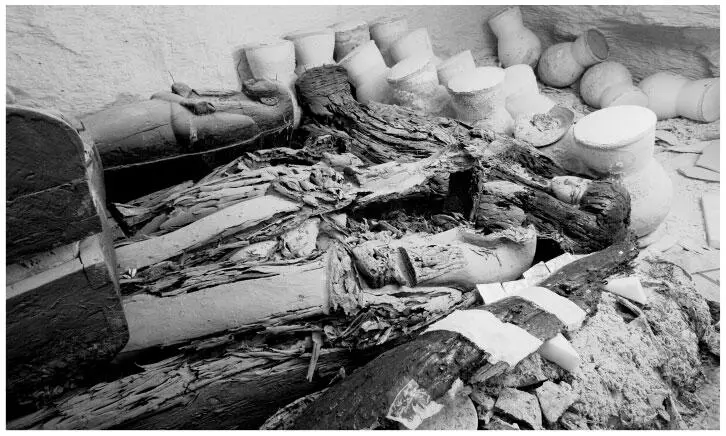 Наваленные друг на друга гробы и кувшины в гробнице KV63 какими их увидел Отто - фото 6