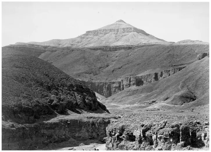 Гора Меритсегер за Долиной Царей Фотографию сделал Фрэнсис Фрит с ракурса - фото 26