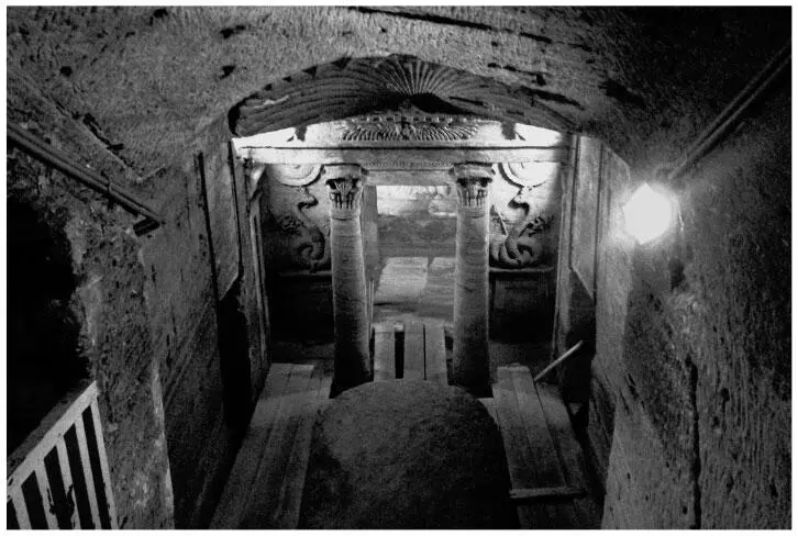 Основное помещение гробницы в катакомбах КомэшШукафы Сочетание - фото 75