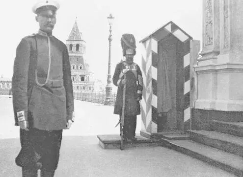 Городовой и дворцовый гренадер в Кремле 1900 г Деятельность полиции по - фото 99