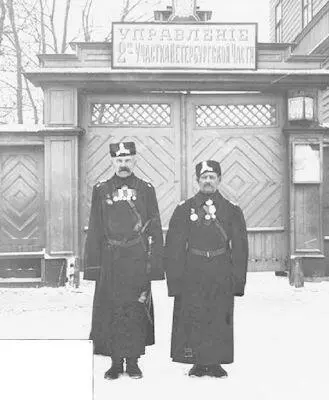 Городовые у входа в управление 2го участка Петербургской части Доклад - фото 115