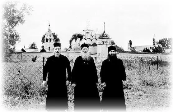 Батюшка с архимандритом Никоном настоятелем Шартомского монастыря слева и - фото 5