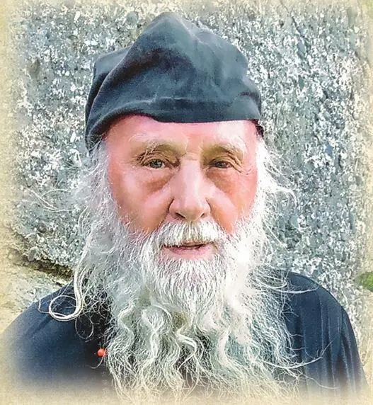 Батюшка в Севастополе 2007 год При входе на кладбище установлен мемориал в - фото 58