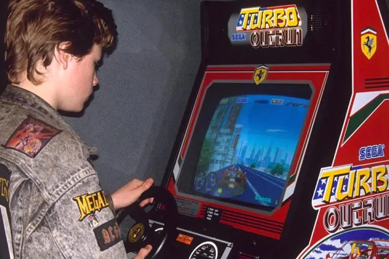 Аркады в действии британский подросток играет в игру Ю Судзуки 1989 года Turbo - фото 12