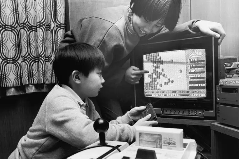 Семейный компьютер Два японских ребенка играют в нинтендовскую консоль - фото 13