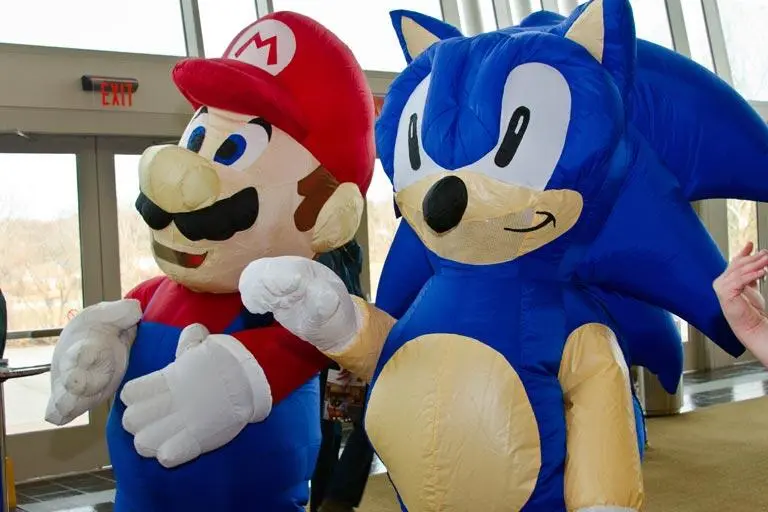Марио против Соника Голубой еж стал талисманом Sega и противостоял Марио Из - фото 18